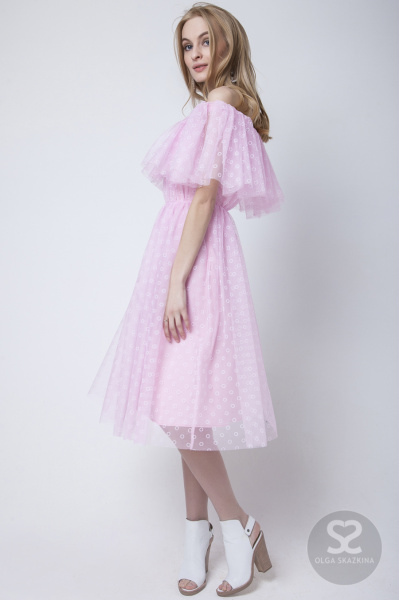 Платье с воланом 