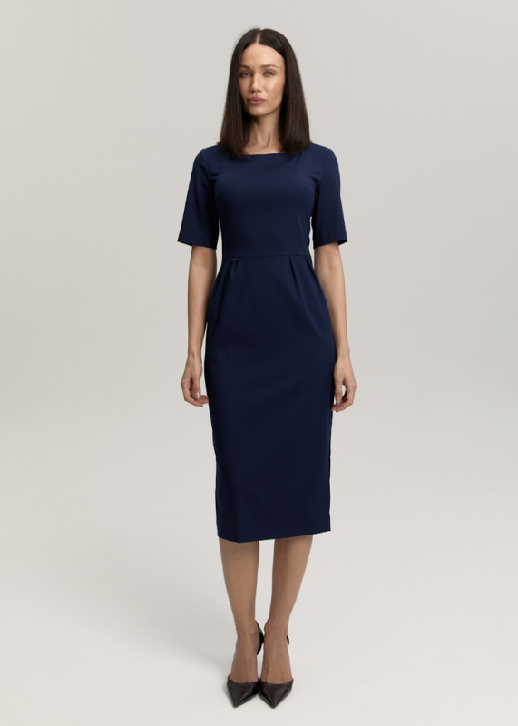 Платье с фигурным вырезом