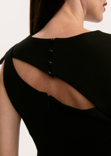 Платье с асимметричным вырезом