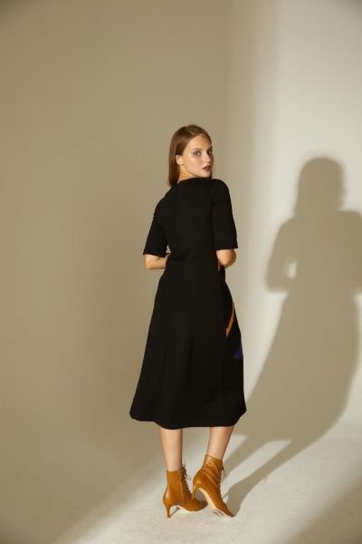 Платье с графическими вставками 