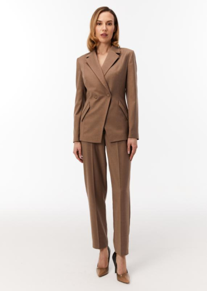Деловой брючный костюм в цвете мокко 