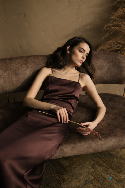 Атласное платье в бельевом стиле