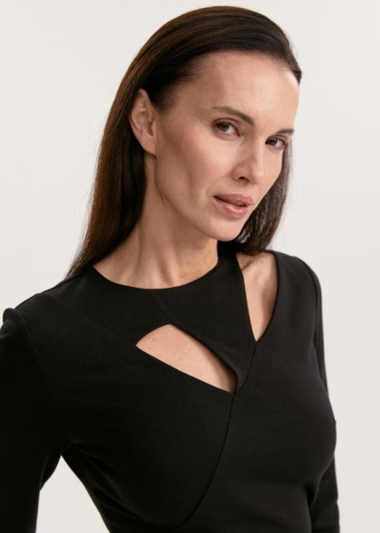 Платье с эффектными вырезами