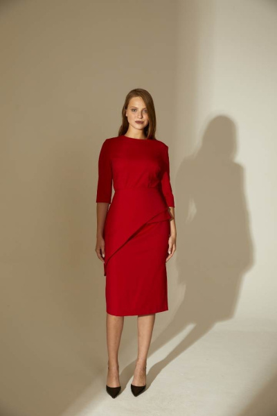 Платье-футляр с асимметричной баской