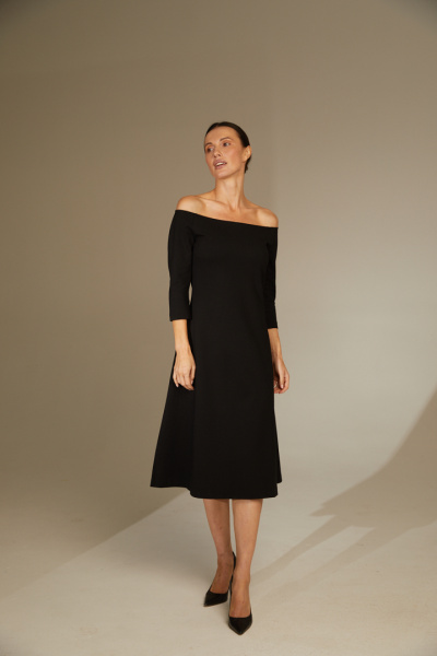 Платье с открытыми плечами