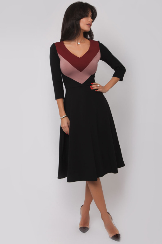 Платье с глубоким вырезом