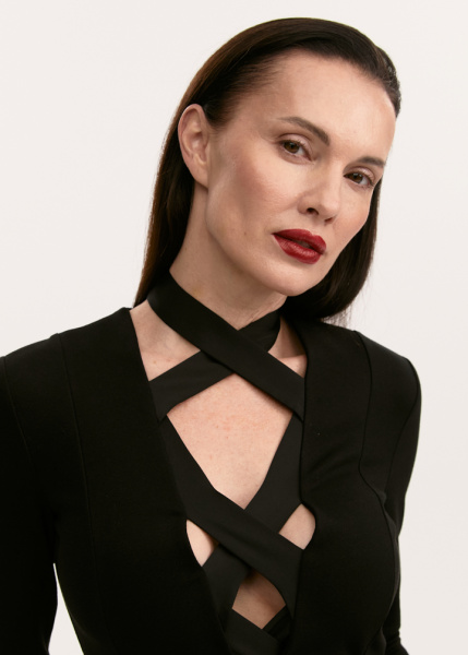 Элегантное платье с геометрическим вырезом