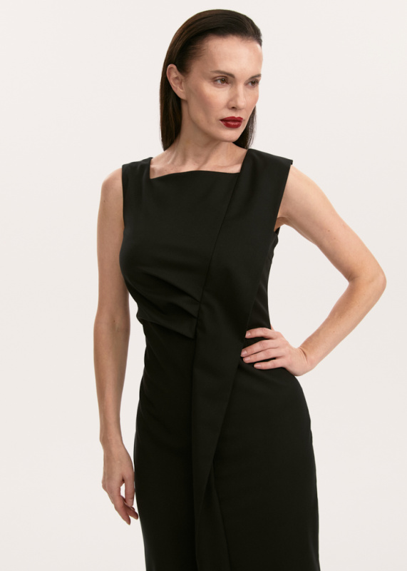 Платье с асимметричным разрезом