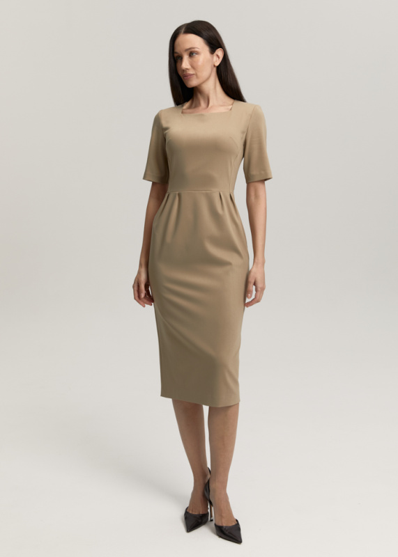 Платье с фигурным вырезом