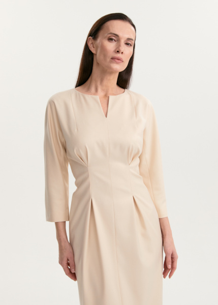 Платье с защипами на талии