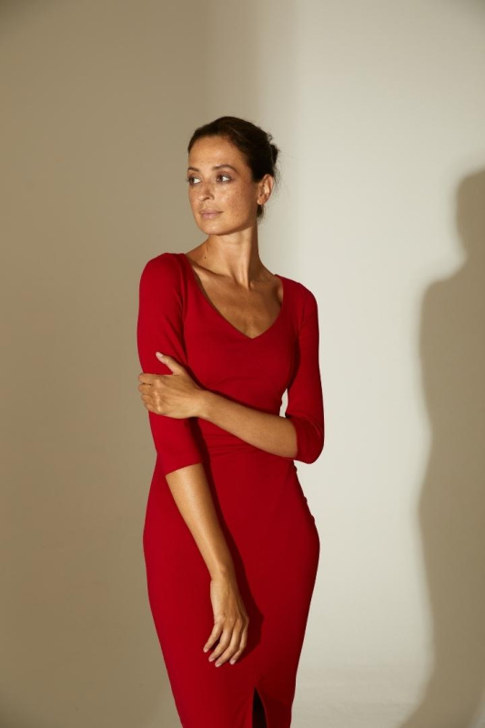 Платье-футляр с декольте Платье-футляр с декольте